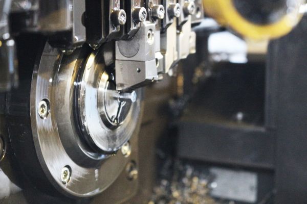 NEOSWISS: Das modulare Schnellwechselsystem für Langdreher besteht aus einem Schaft und sechs verschiedenen Werkzeugköpfen für alle typischen Bearbeitungen wie Drehen, Ab- und Einstechen, Gewinde- oder Stechdrehen.