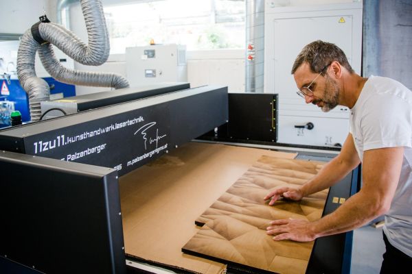 Markus Palzenberger beim Laserschneiden auf seiner JustLaser Large