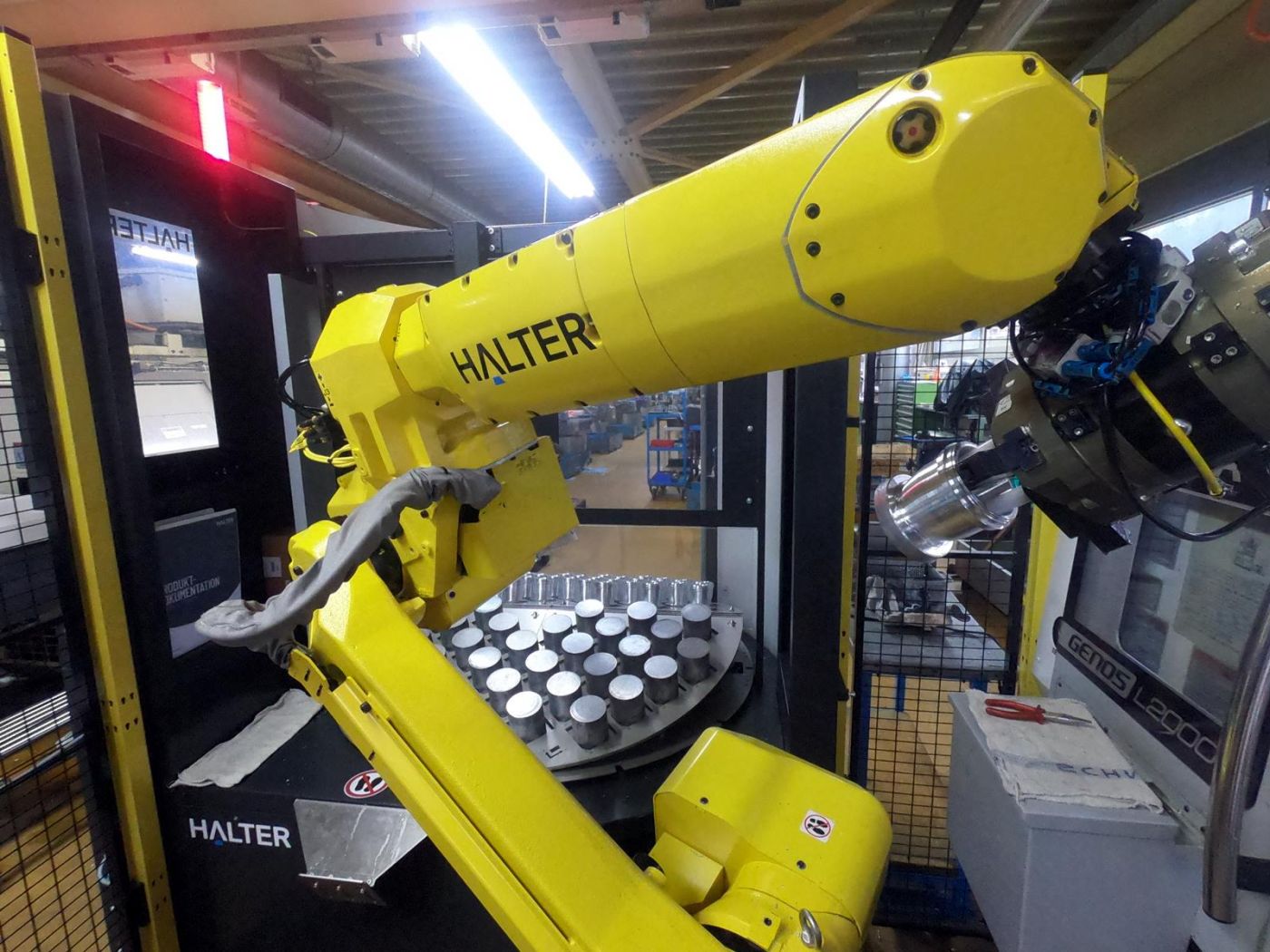 Der Teilepuffer der Halter LoadAssistant besteht aus werkstückspezifischen Aufnahmen für rechteckige und rotationssymetrische Teile sowie Stangenmaterialien.