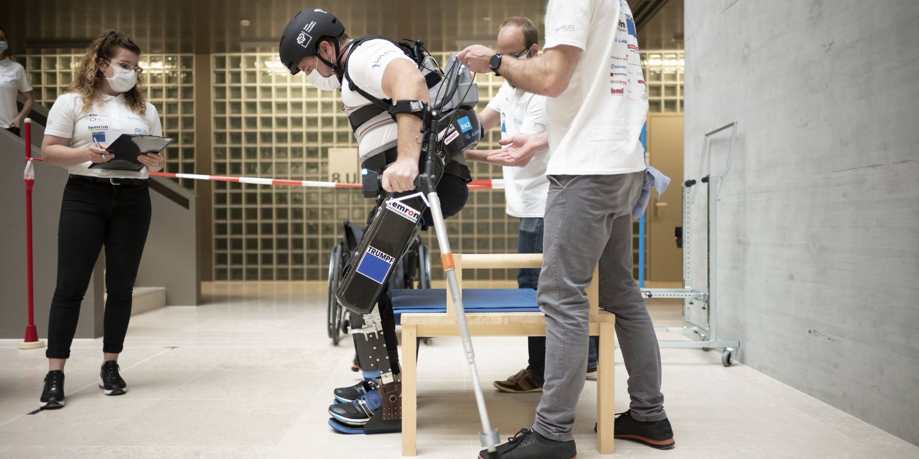 Pilot Thomas Krieg und Exoskelett VariLeg enhanced