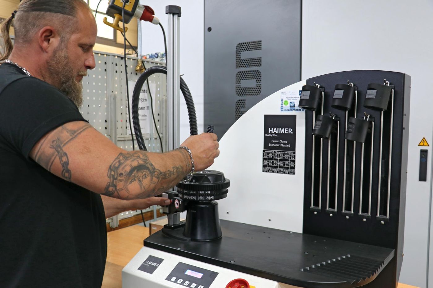 Mit dem Hochleistungsschrumpfgerät Haimer Power Clamp Economic Plus NG lassen sich HM- und HSS-Werkzeuge schnell und einfach ein- bzw. ausschrumpfen.