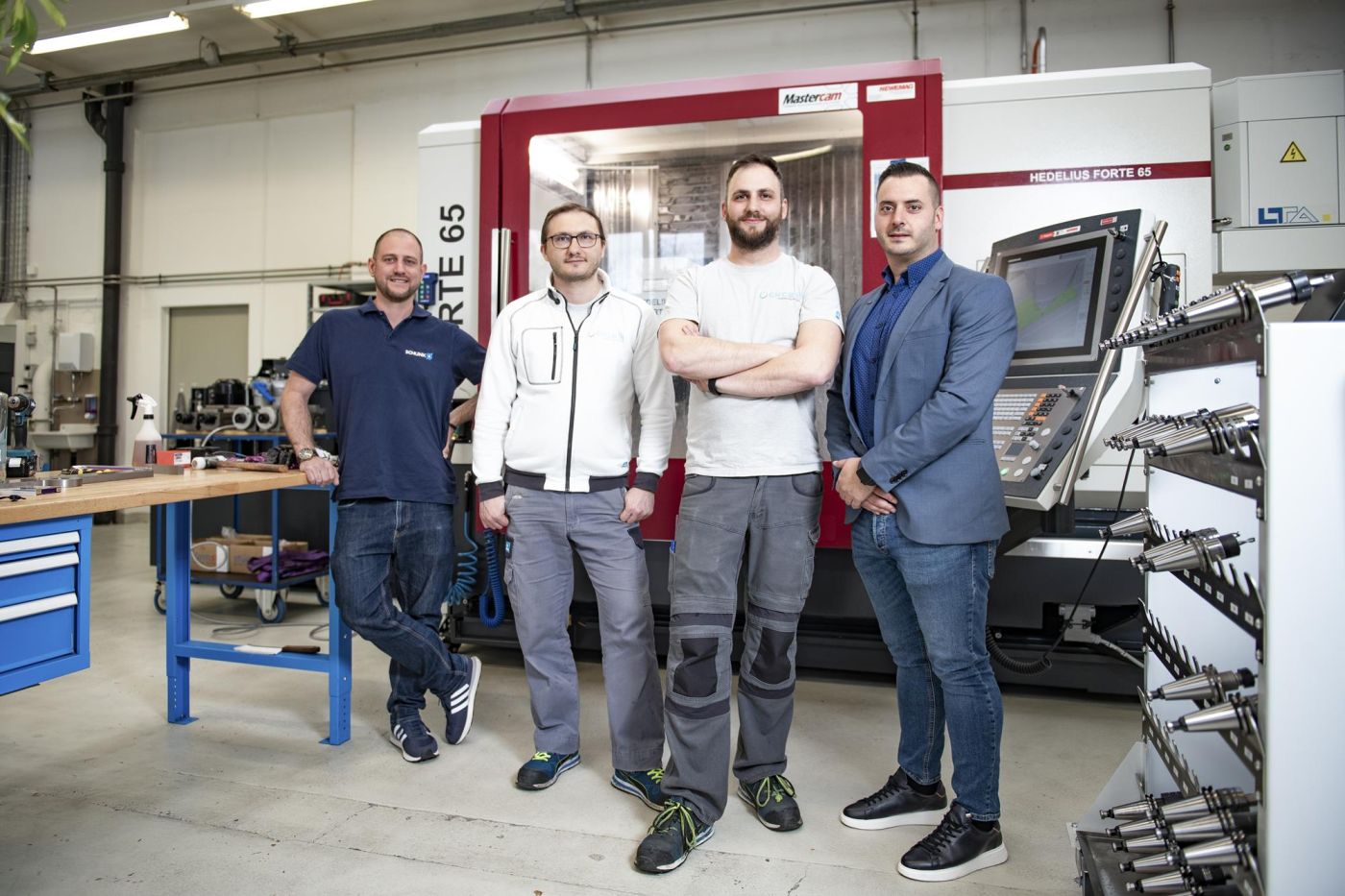 Demonstrieren beim Vorort-Termin die Wirkung der Magnetspanntechnologie. Von links Dennis Ameseder, Paolo Circelli, Marco Circelli und Antonio Infante.