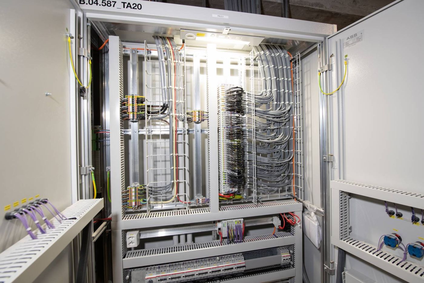 Um den Platz im Schaltschrank kompakt zu halten, wurde in der Swisslife Arena direkt auf die IO-Module verdrahtet.