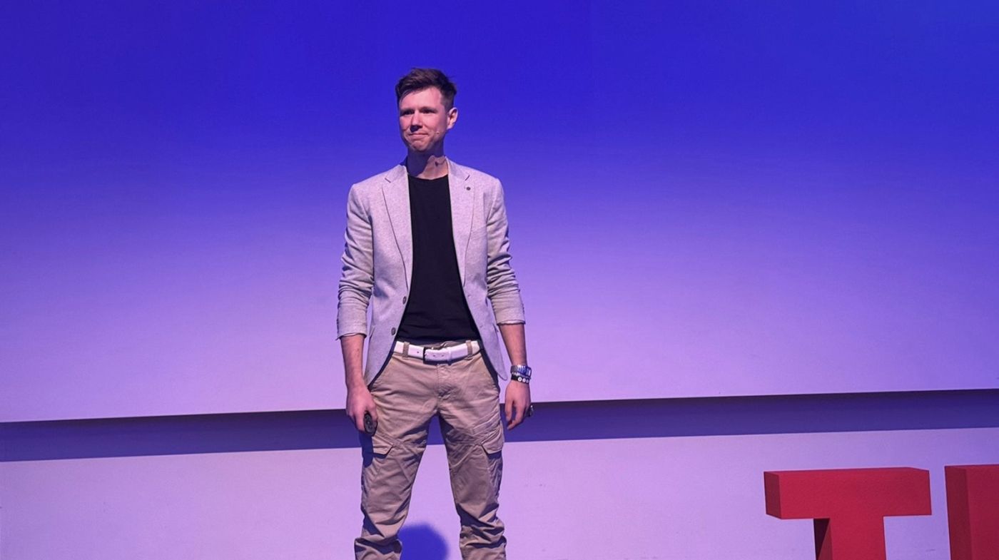 Keine Angst vor KI: Thilo Stadelmann bei seinem TEDxZHAW-Auftritt.