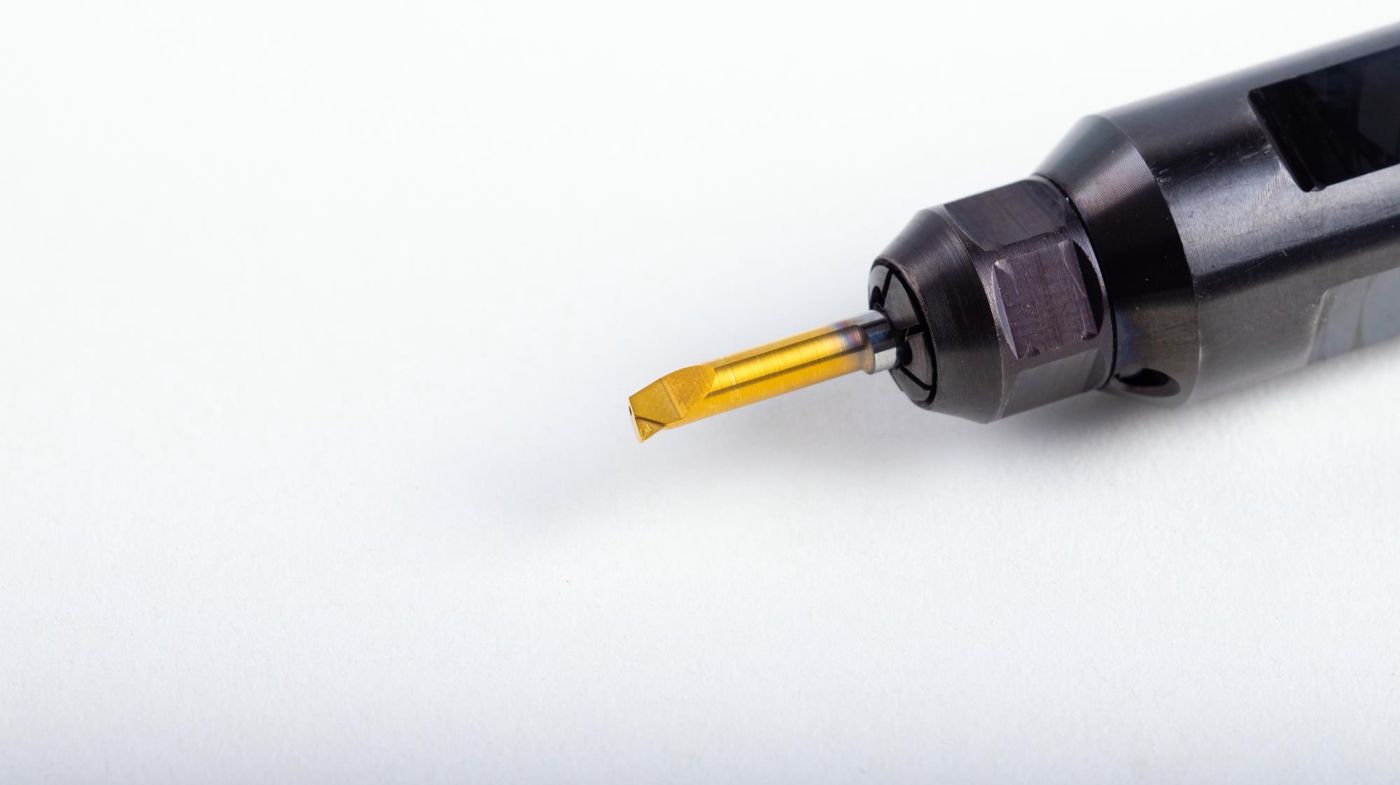 Durch Lasern lassen sich beliebige Spangeometrien mit definierten Spanwinkeln über die gesamte Schneide fertigen. Im Bild ein AX-Werkzeug für das Ausdrehen.