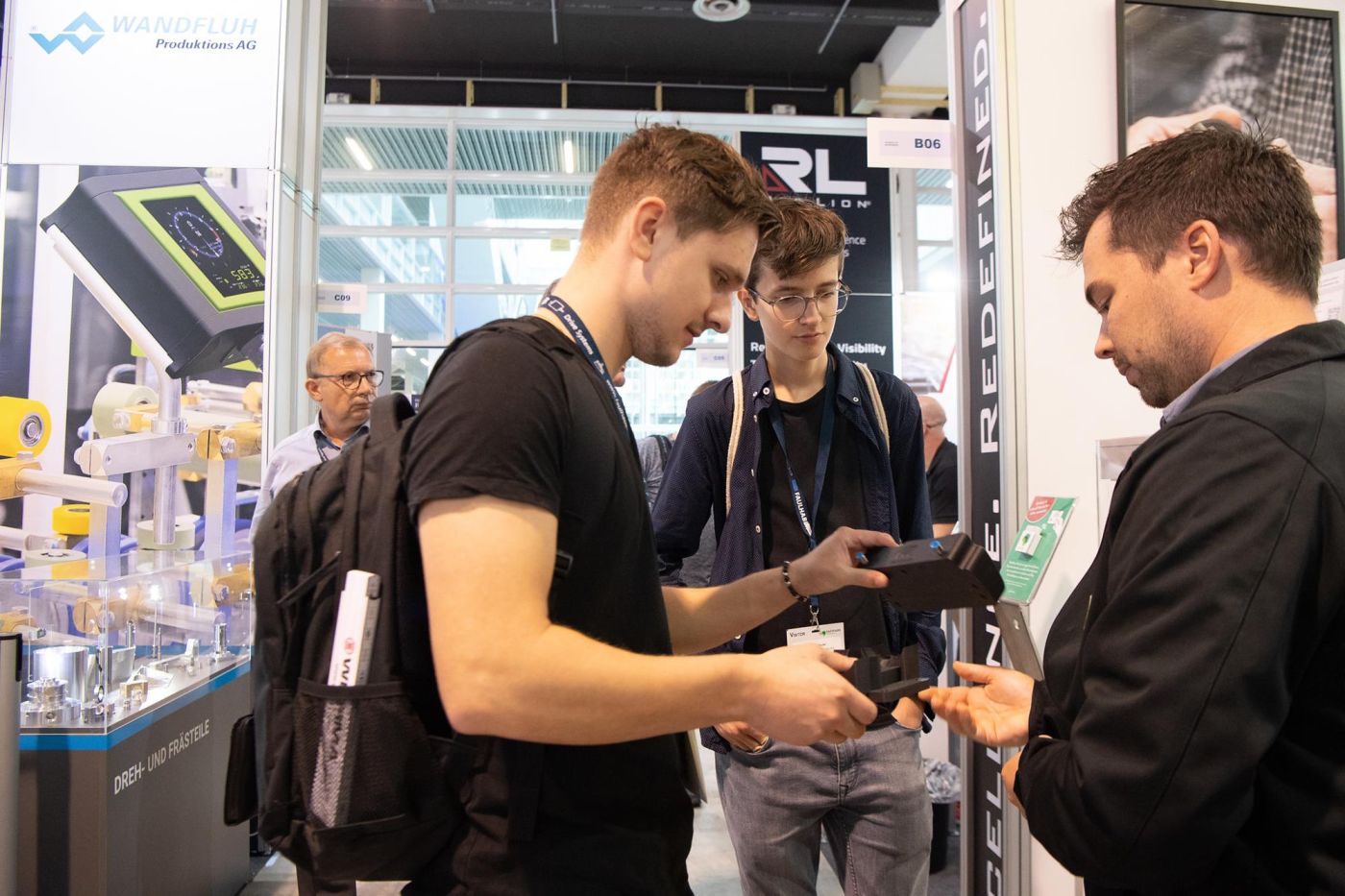 Besucher an der All about Automation