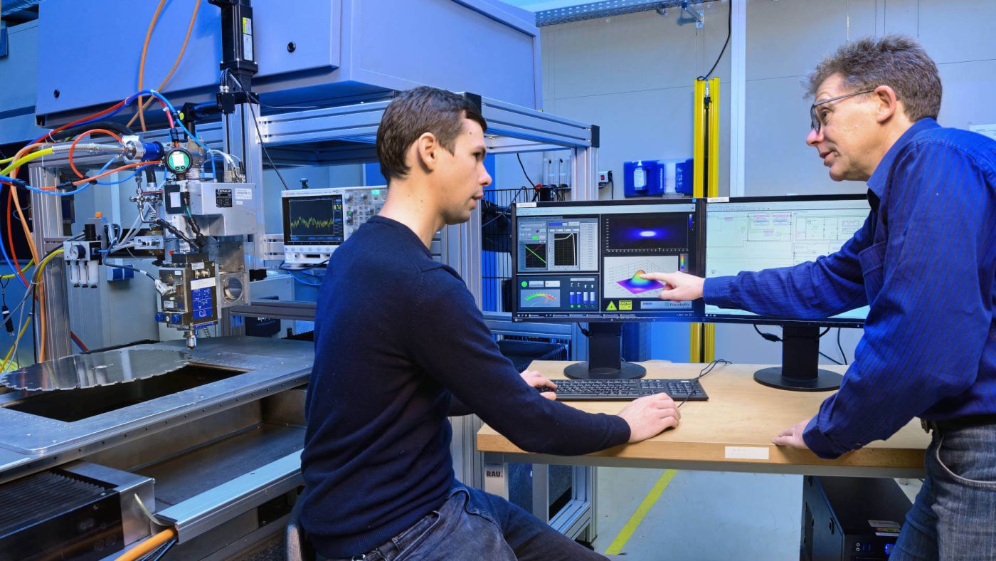 KI auf der Schulbank: Mit Methoden des Maschinellen Lernens verschaffen die Experten des Fraunhofer ILT den Lasermaschinen künstliche Intelligenz.