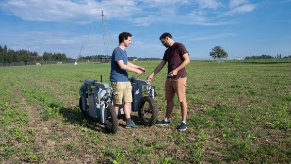 Manuel Strahm verantwortet den elektrischen Teil des Jät-Roboters und Teile der Software entwickelt, Aurel Neff (rechts) ist Projektverantwortlicher.