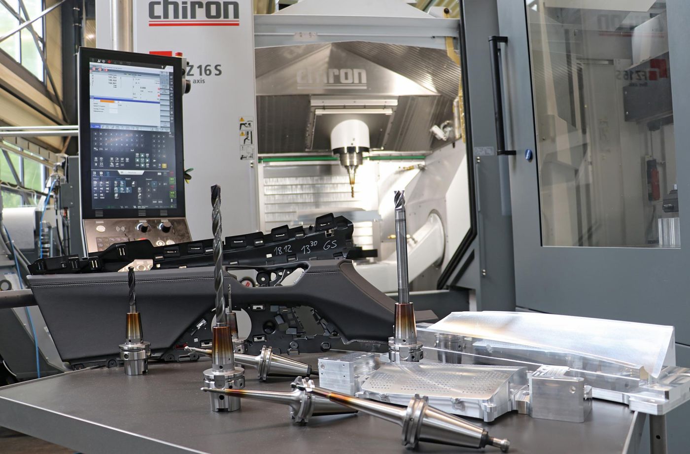 Zu den topmodernen Bearbeitungszentren bei Greidenweis gehört die fünfachsige Chiron FZ 16 S