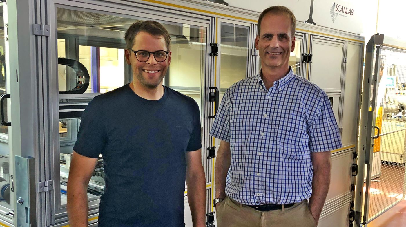 Michael Stalder und Axel Fuerst (rechts) von der BFH Burgdorf wissen ganz genau, auf was es beim Bau der Autobatterien der vierten Generation ankommt.