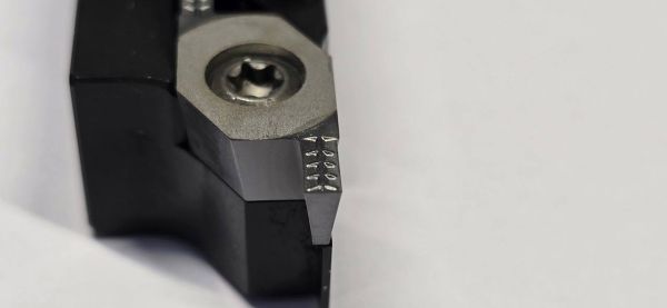 Mehrere dreifingerartige Spanbrecher hintereinander: Die Spanbruchgeometrie wurde speziell für rostfreie Stähle und hochwarmfeste Legierungen optimiert. Bild: Eugen Albisser