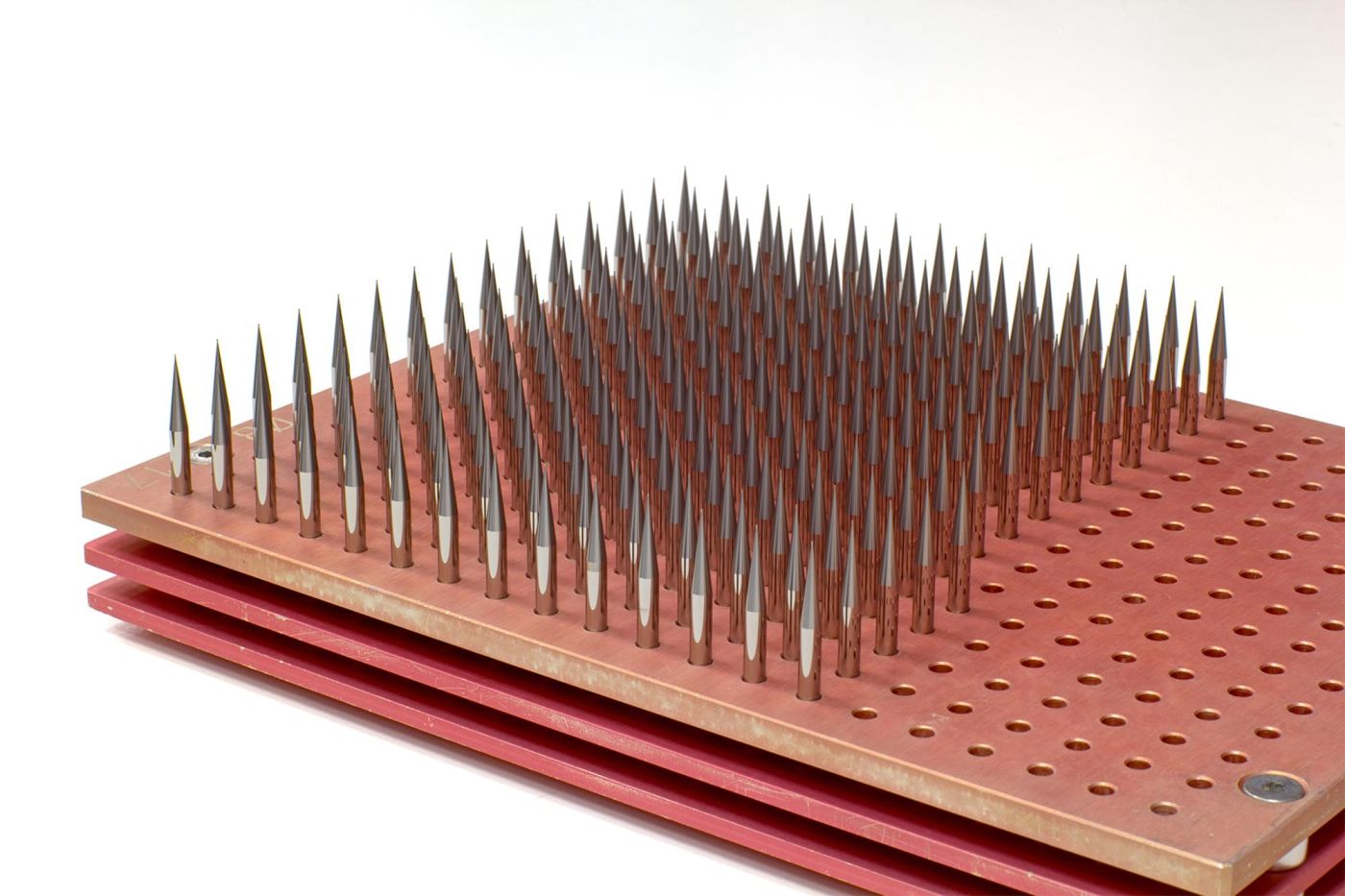 Zu sehen ist hier kein Nadelkissen, sondern fertigbearbeitete Mikrowerkzeuge direkt aus der Produktion von Zecha.