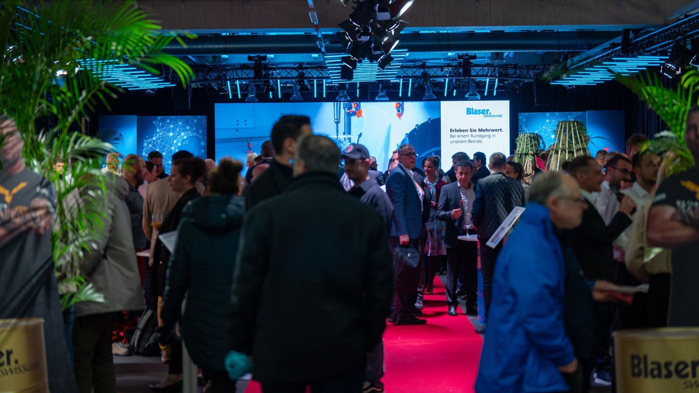 Austausch unter Zerspanungsexperten und Industriepartnern beim abschliessenden Apéro.