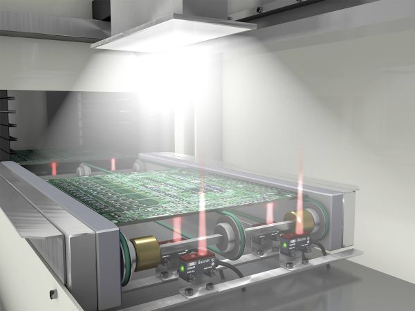 Auch bei direktem LED-Gegenlicht: Baumer O200 Reflexionslichttaster