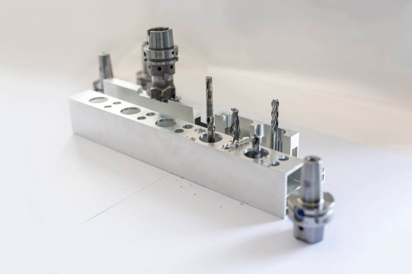 Für den Musterprozess zur Zerspanung des Batterierahmens kommen bei Mapal mehrere Werkzeuge zum Einsatz. (Bild: Mapal Fabrik für Präzisionswerkzeuge Dr. Kress KG)