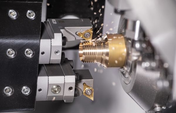 Das modulare Drehsystem QUICKSWISS ist mit einer stabilen Plattenklemmung ausgestattet und kann damit auch für präzises Rückwärtsdrehen eingesetzt werden.