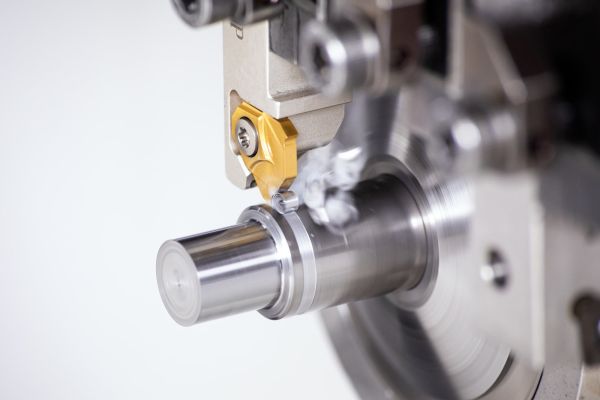 Der präzisionsgeschliffene PENTA 17-Schneideinsatz ermöglicht eine sehr hohe Wechselgenauigkeit und zeitaufwendige Masskorrekturen entfallen damit. Der Anwender erreicht hohe Oberflächengüten und Masshaltigkeiten am Bauteil.