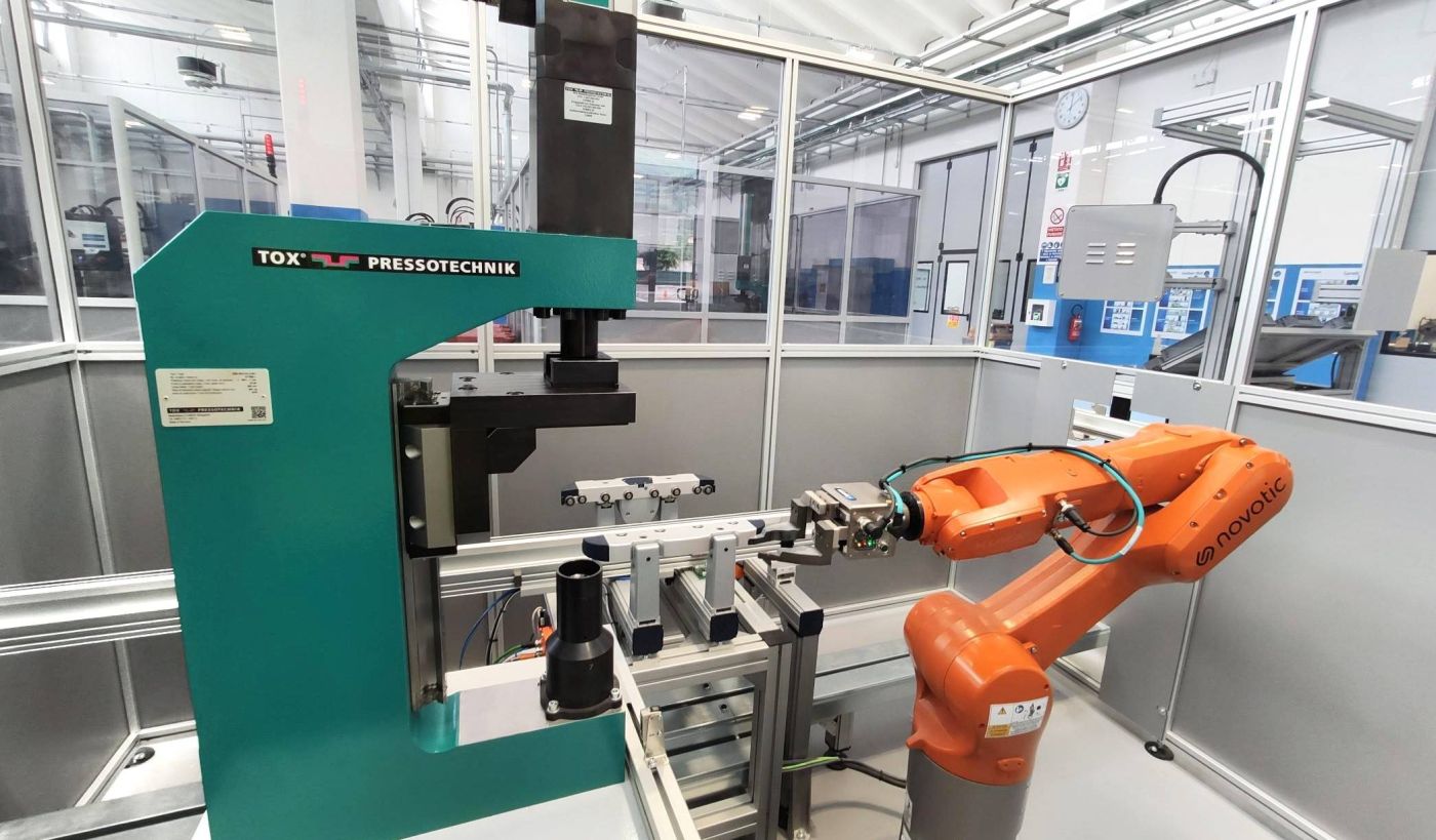 Tox Pressotechnik lieferte Systemintegrator Novotic Pressstationen für eine Montageanlage