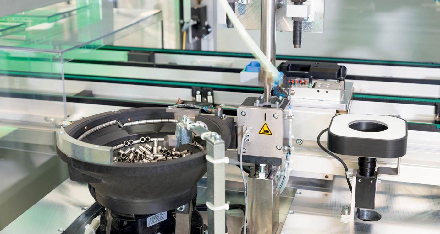 Zuführsytem: Pick-and-Place-Lösung in einer vollautomatischen Produktionsanlage