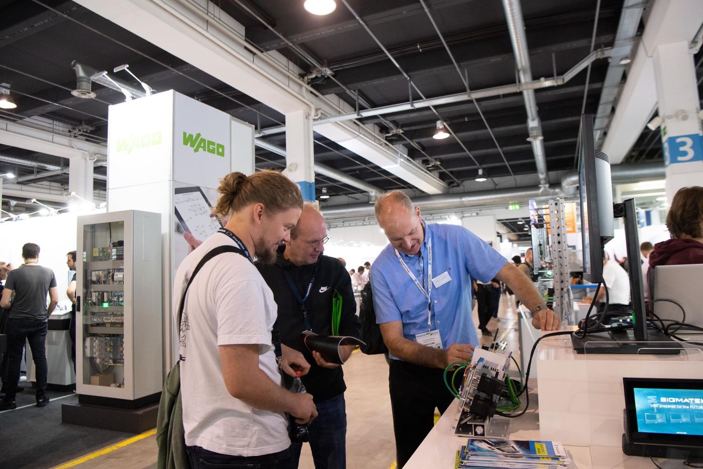 Besucher an der All about Automation