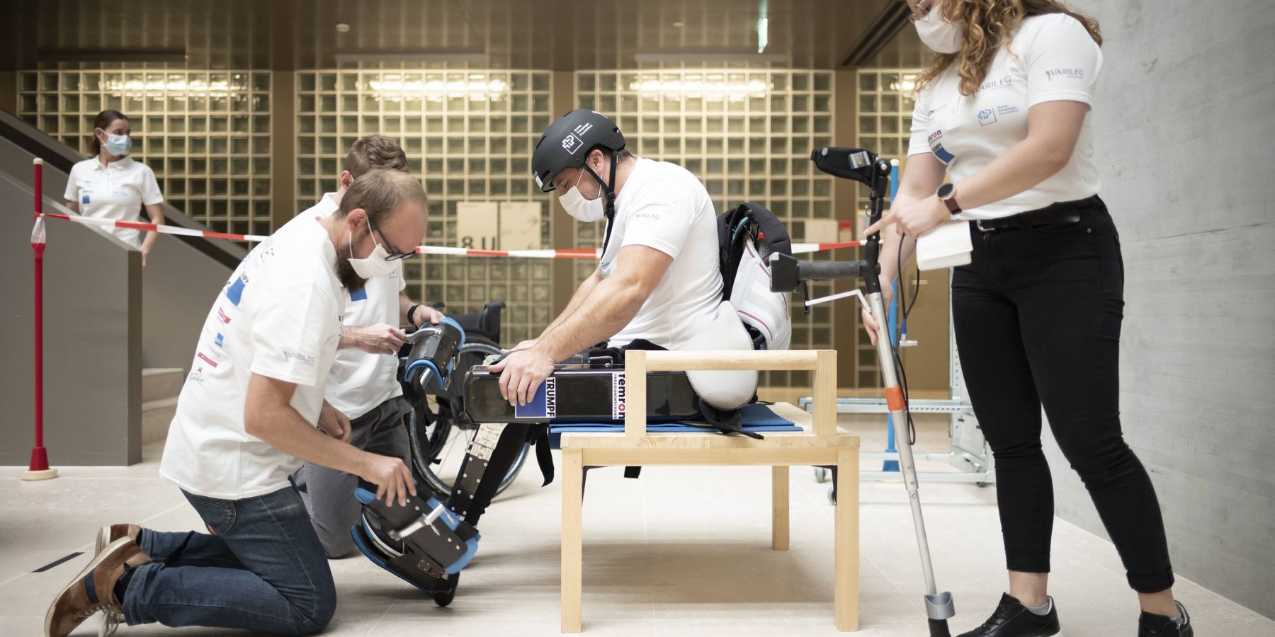 Pilot Thomas Krieg und Exoskelett VariLeg enhanced