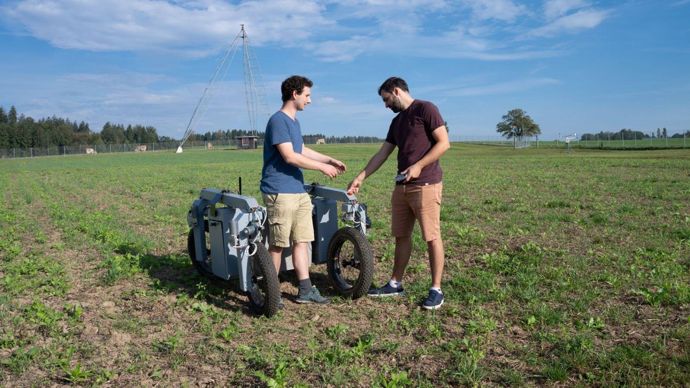 Manuel Strahm verantwortet den elektrischen Teil des Jät-Roboters und Teile der Software entwickelt, Aurel Neff (rechts) ist Projektverantwortlicher.