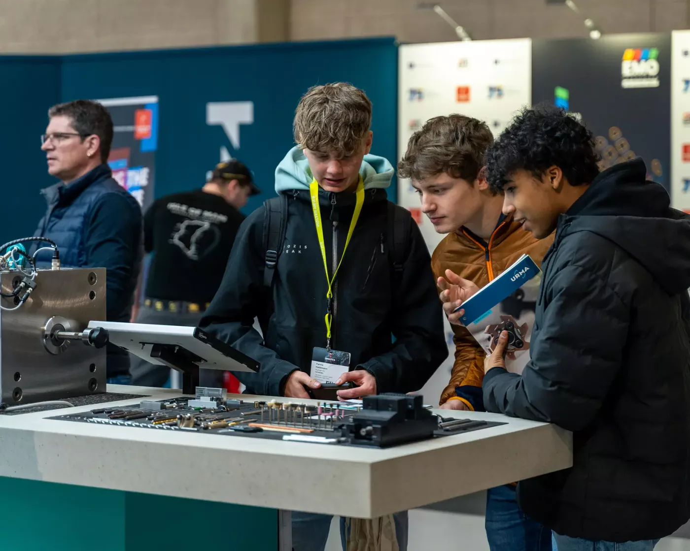 Innoteq 2025: Besucher an einem Stand der Innoteq in Bern