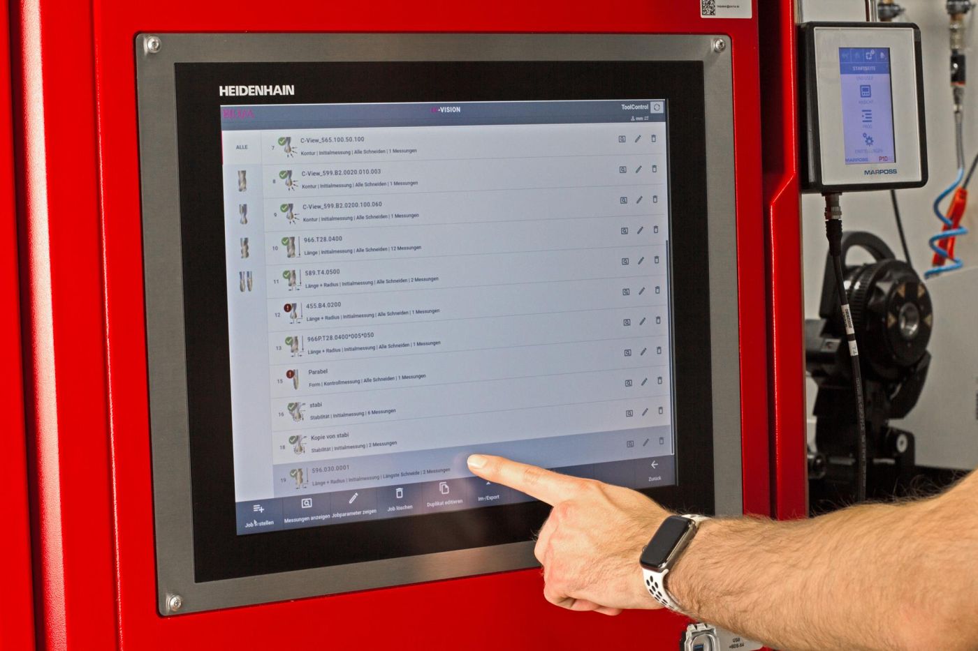 Zecha setzt zusammen mit den Lasermesssystemen die Mess- und Visualisierungssoftware LC-VISION ein, mit der am Steuerungsbildschirm eine Vielzahl an Messaufgaben generiert, visualisiert und ausgewertet werden können.