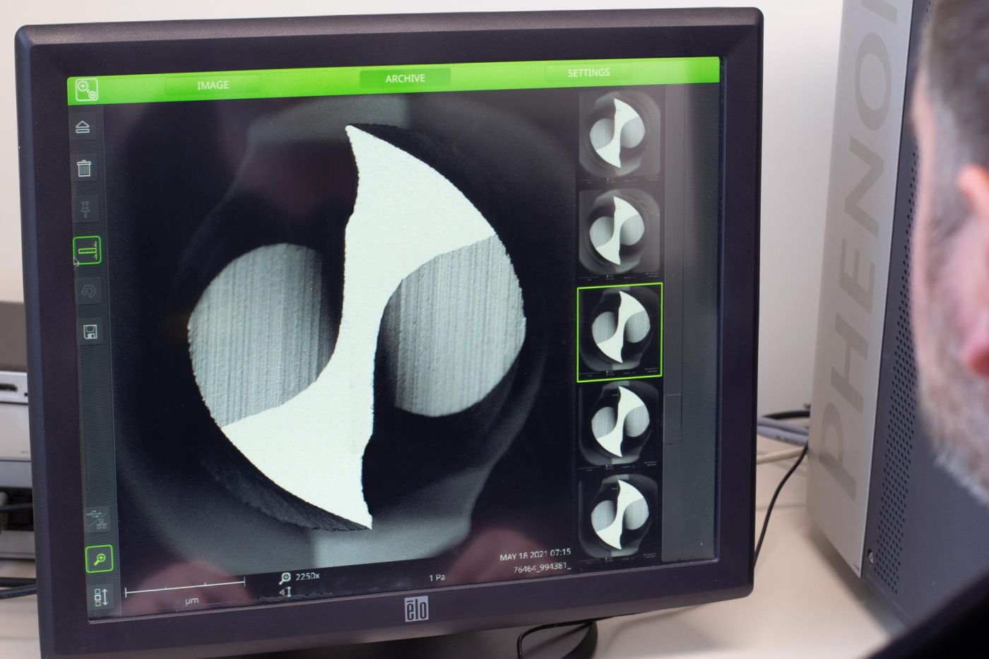 Die Werkzeuge, die so klein sind, dass die eigentlichen Schneiden nur unter einem Rasterelektronenmikroskop erkennbar sind.