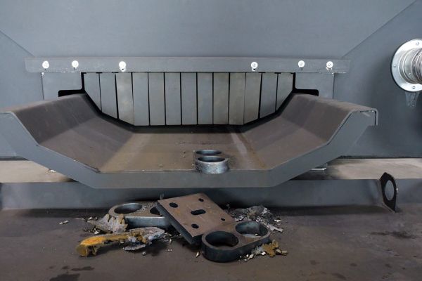 Der Vibrationstisch fördert während des Schneidbetriebs die entstehenden Mengen an geschmolzenem Material, an Schlacke und auch an ausgeschnittenen Teilen zum Tischende in ein dafür vorgesehenes Auffangbehältnis.