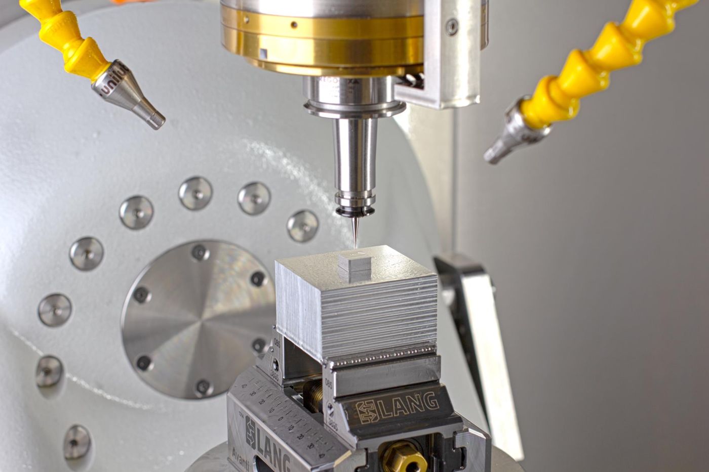 Beim Einsatz von Fräsern mit wenigen Zehntel Millimeter im Durchmesser herrschen völlig andere Zerspanungsbedingungen als bei herkömmlichen Dimensionen.