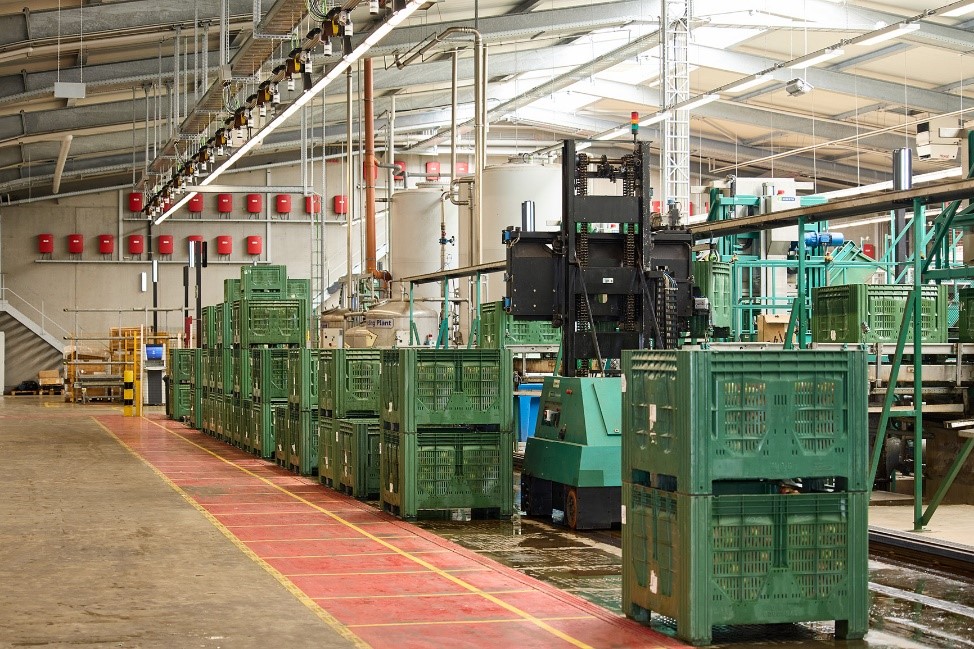 Im Übergabebereich zählen sichere Prozesse – Personen dürfen nicht unbemerkt in den Gefährdungsbereich gelangen. Zugangssicherungen von Leuze sind oberhalb der Stationen installiert. 