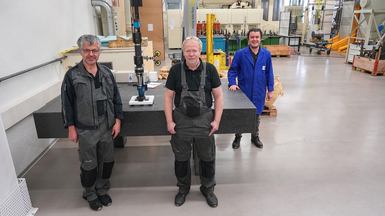 Charles Flück und Maschinenbediener Laurent Dreier von Tornos (von links) mit Mapal Anwendungstechniker Umut Ünlü