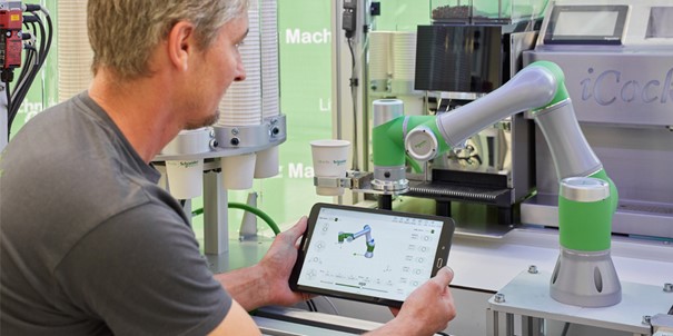 Der Lexium Cobot von Schneider Electric lässt sich unproblematisch vom Tablet aus programmieren.