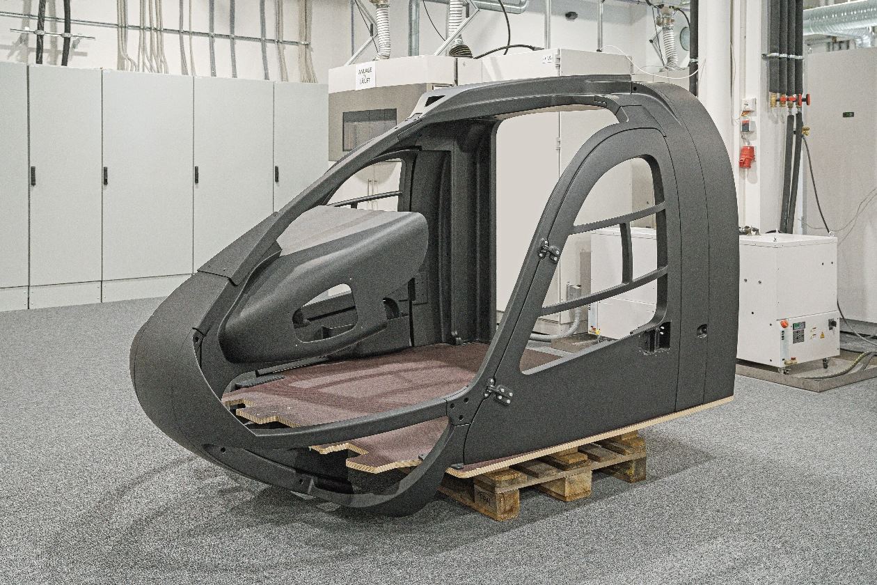 Anwendungsbeispiel des grossvolumingen 3D-Drucks: Helikopter-Cockpit-Conversion Kit als modularer Aufbau mit hoher Oberflächengüte und hoher Masshaltigkeit – sehr gross und Spaltmassoptimiert