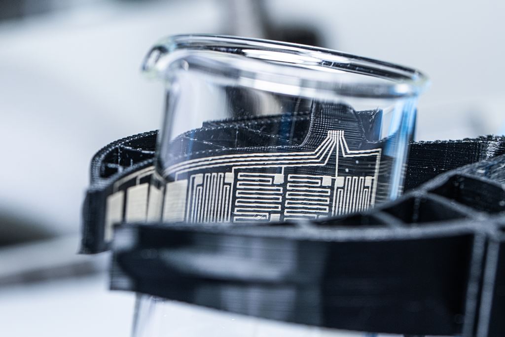 Hält gefühlvoll den Messbecher, statt ihn zu zerbrechen