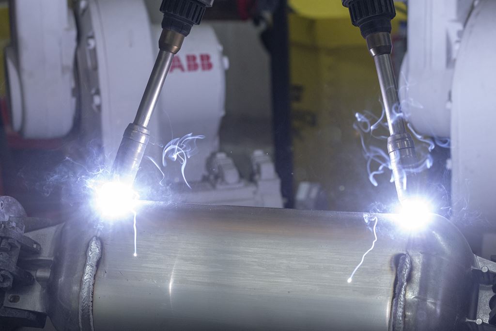 Roboterschweisssystem, ausgestattet mit 2 CMT-Schweissbrennern